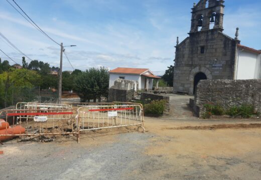 Iniciadas as obras para instalar unha rede de saneamento na contorna da igrexa de Ouces